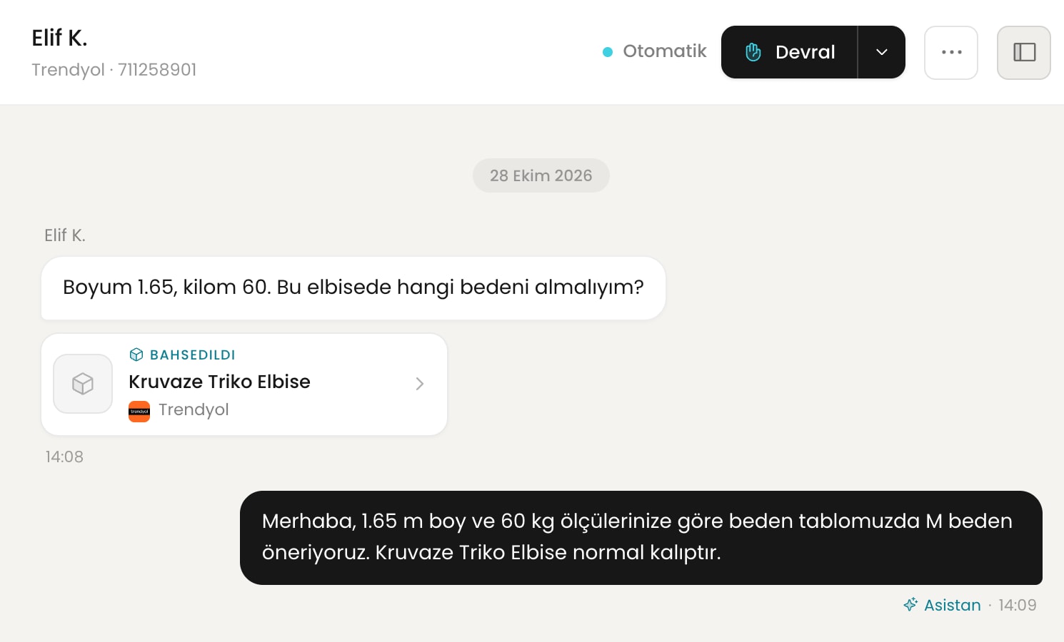 Trendyol’da Elif K. boyunu ve kilosunu yazıp beden soruyor; asistan beden tablosuna göre M beden öneriyor ve elbisenin kalıbını belirtiyor.
