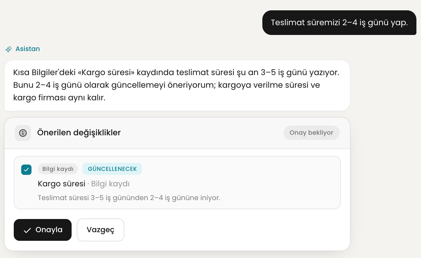 Bilgi Asistanı’na “Teslimat süremizi 2–4 iş günü yap.” yazılmış; asistan Kargo süresi kaydının güncellenmesini öneriyor: Onayla ya da Vazgeç.