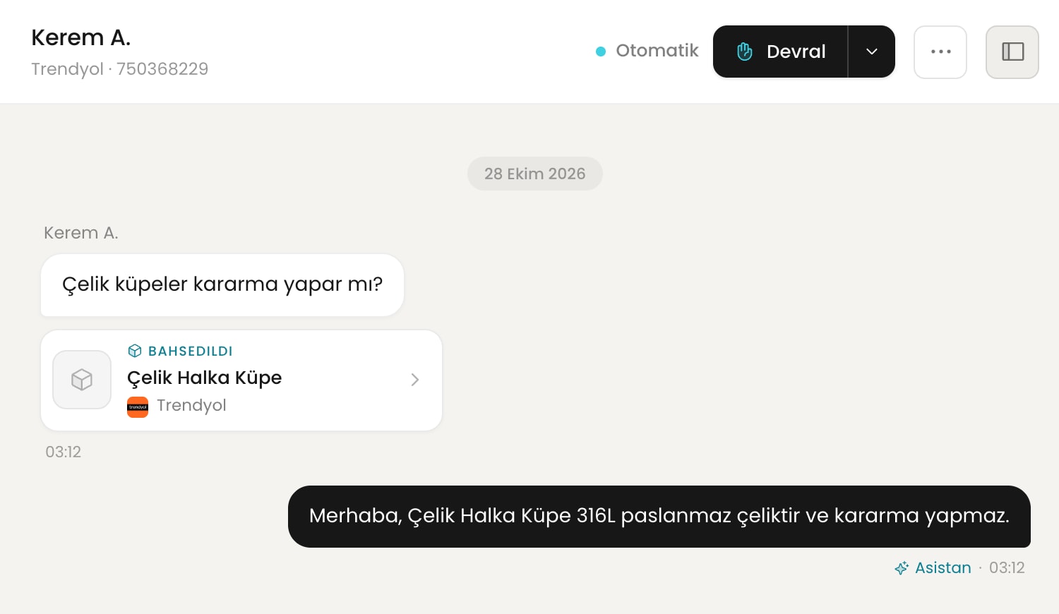 Trendyol, Otomatik mod: Kerem 03:12’de çelik küpenin kararma yapıp yapmadığını sordu; asistan aynı dakika 316L paslanmaz çelik olduğunu, kararmadığını yazdı.